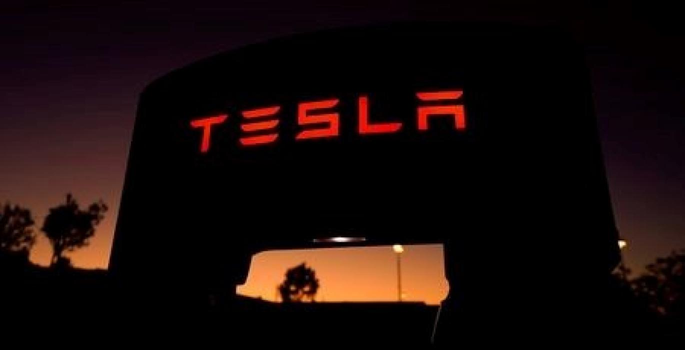 Tesla investor calls for share buyback after Musk's Twitter deal hurts stocks